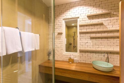 慕斯普莱利山度假酒店的一间带水槽和镜子的浴室