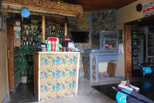 卡巴莱Crater Bay Cottages的一间设有吧台的房间,吧台上备有酒瓶