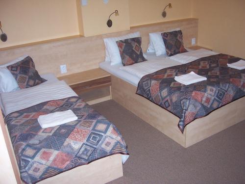 米库洛夫尤罗旅馆的酒店客房,配有两张带毛巾的床