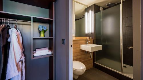 埃因霍温埃因霍温钟楼酒店及餐厅的带淋浴、卫生间和盥洗盆的浴室