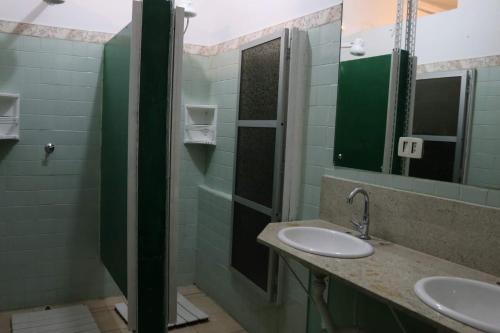 瓜鲁柳斯Hostel 33 Brazil的浴室设有2个水槽和镜子