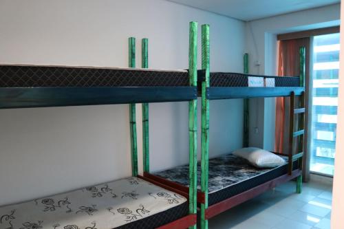 瓜鲁柳斯Hostel 33 Brazil的客房内的一组双层床