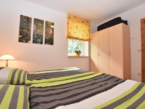 克吕茨Farm holiday home in Damshagen with garden seating and sauna的一间卧室配有两张床和橱柜