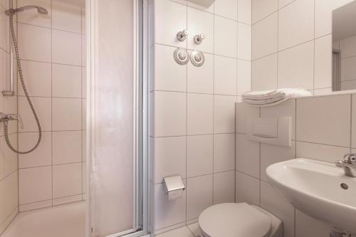 弗莱堡StayInn Apartments City Center的带淋浴、卫生间和盥洗盆的浴室