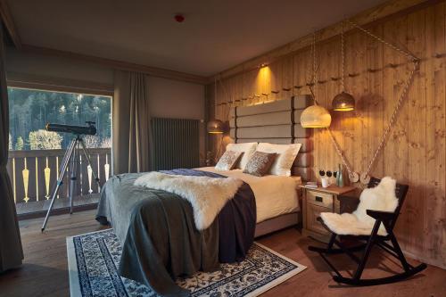 泽高杰耶泽尔斯科Boutique hotel Vila Planinka的一间卧室配有床和摄像头