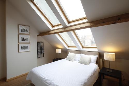 安特卫普Antwerp B&B的卧室配有白色的床和天窗