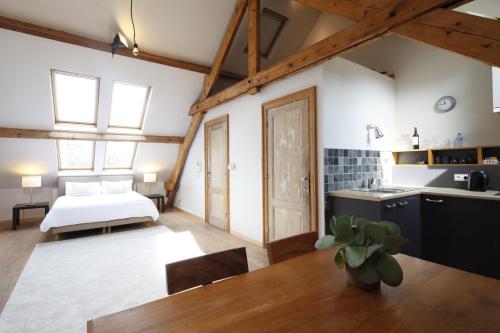 安特卫普Antwerp B&B的一间卧室配有一张床,厨房配有桌子