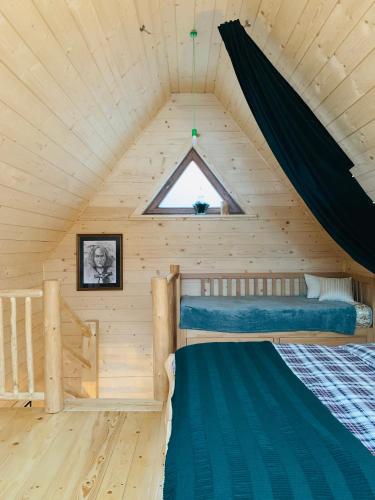 扎科帕内Dadejówka Zakopane的小木屋内的卧室配有两张双层床