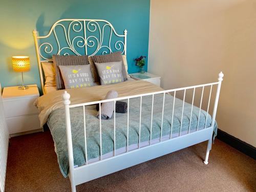 凯特林凯特林德班度假屋的卧室配有带枕头的白色婴儿床