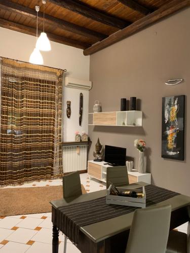 巴勒莫Casa nel Vicolo的一间用餐室,在房间内配有桌椅