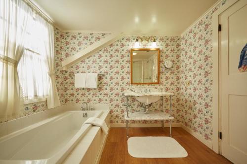 斯托克布里奇红狮旅馆的带浴缸、水槽和镜子的浴室