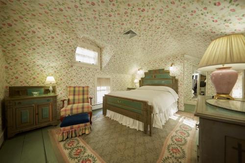 斯托克布里奇红狮旅馆的壁纸客房内的一间卧室配有一张床