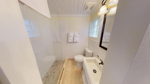 克里斯琴斯特德Company House Hotel的白色的浴室设有卫生间和水槽。