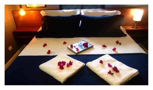 坎波斯杜若尔当Casa D'Aurora的一张玫瑰床和蛋糕
