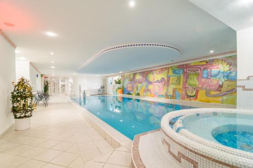 拉纳吉斯其旺古特酒店的墙上画画的大型游泳池