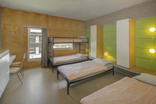 洛桑青年旅舍客房内的一张或多张双层床