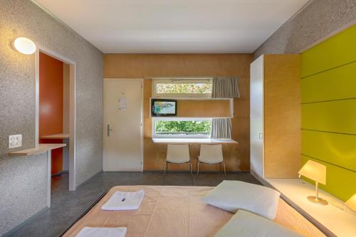 洛桑洛桑青年旅舍的小房间设有床和窗户