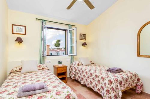 卡拉加尔达纳Villa Marcolis Mar的带窗户的客房内的两张床