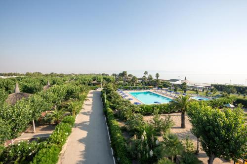 曼弗雷多尼亚African Beach Hotel-Residence的享有度假村泳池的空中景致