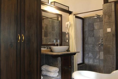 博卡拉贝格纳斯湖别墅度假酒店的一间带水槽和淋浴的浴室