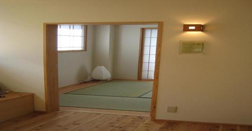 京都Guesthouse Hyakumanben Cross japanese room / Vacation STAY 15396的一间房间,房间内设有大镜子