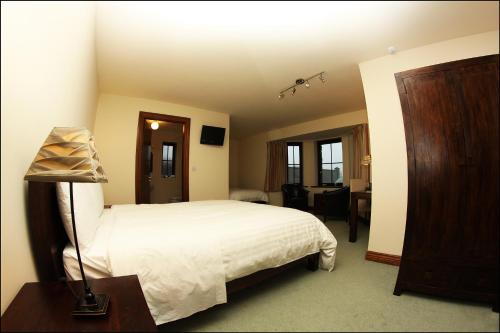 克利夫登全双旅馆的一间卧室配有一张床和一张带台灯的书桌