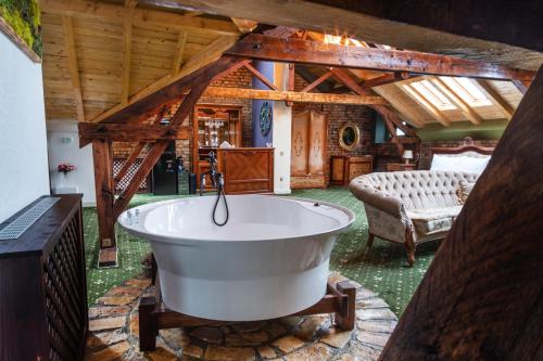 康斯坦察JMR Royal的配有木制天花板的客房内的浴缸
