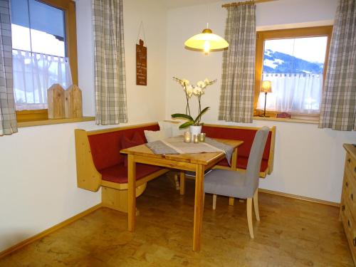阿尔卑巴赫Anna's Appartement的一间带木桌和椅子的用餐室