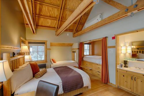 莱文沃思Sleeping Lady Mountain Resort的一间卧室设有两张床和盥洗盆