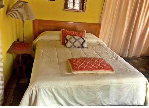 基约塔Acogedor的一张床位,位于带桌子和灯的房间