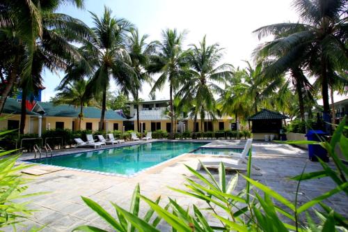 热浪岛湾度假酒店内部或周边的泳池