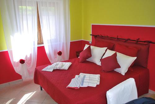 阿格罗波利安科拉住宿加早餐旅馆的红色的床,上面有两条毛巾