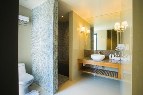 清迈Lanna Thaphae Hotel的一间带水槽、卫生间和镜子的浴室