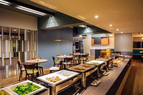 斗六市華安大飯店的一间提供自助餐的餐厅,供应各种食物