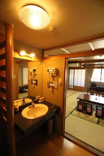 若水荘日式旅馆的一间浴室