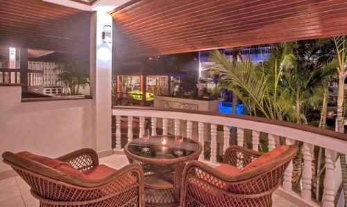 查汶苏梅岛小花园度假酒店的阳台配有桌椅。