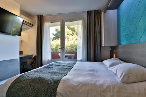 拉西约塔Hotel SPA Plage St Jean的一间卧室设有一张大床和一个窗户。
