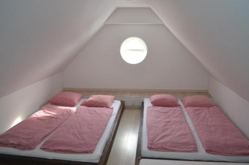 RechnitzKellerstöckl Nimm 2的阁楼间 - 带两张床和窗户