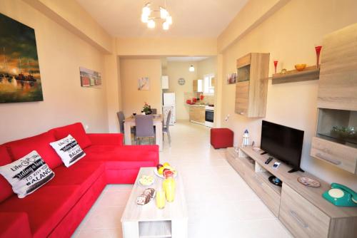 科孚镇Luna Bianca - Corfu Apartments的客厅配有红色沙发和电视