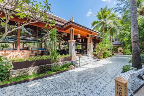 Princess Kamala Beachfront Hotel - SHA Extra Plus外面的花园