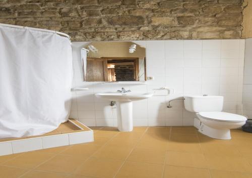 科尔特斯德拉夫龙特拉阿尔伯格英特温科尔特斯弗隆特拉旅馆的一间带卫生间和水槽的浴室