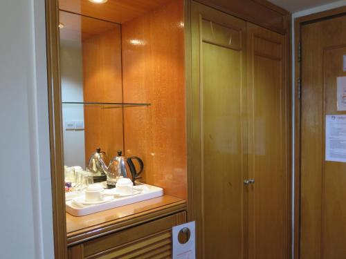 Kuala BelaitSea View Resort Hotel & Apartments的一间带水槽和镜子的浴室