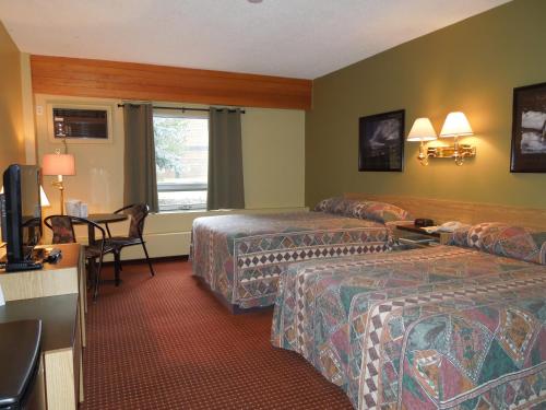 落基山庄沃金伊格旅馆的酒店客房配有两张床和一张书桌