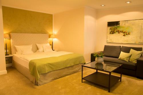 帕德博恩加勒里酒店的酒店客房,配有床和沙发