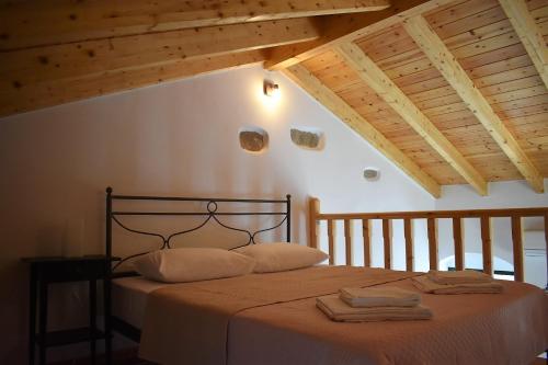 RachesChristos Raches traditional houses的一间卧室配有一张床,上面有两条毛巾
