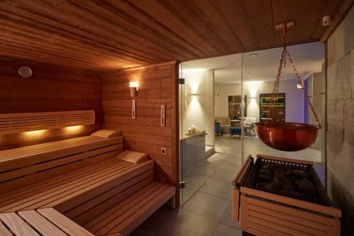 利希滕费尔斯克朗可柏城市酒店的一间带浴缸和淋浴的桑拿浴室