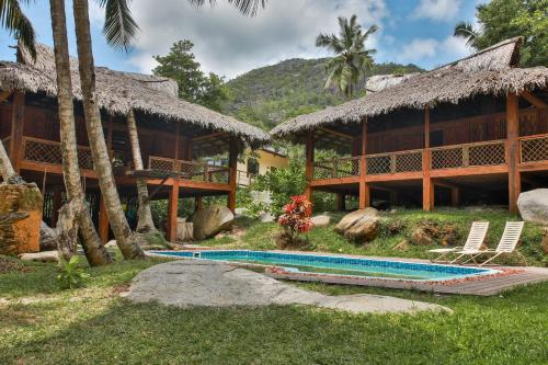 塔卡马卡Domaine Desaubin Luxury Villas的一座带游泳池和大楼的度假村