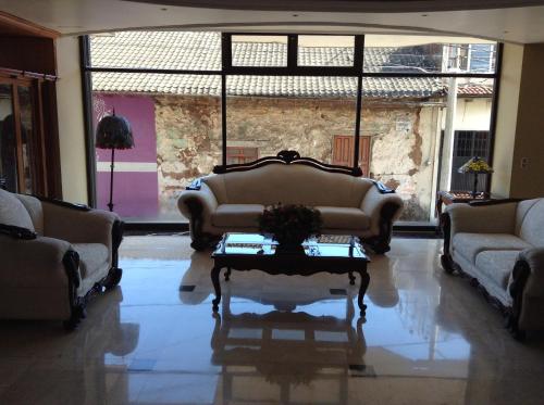 乌鲁阿潘Hotel Real de Uruapan的带沙发和咖啡桌的客厅