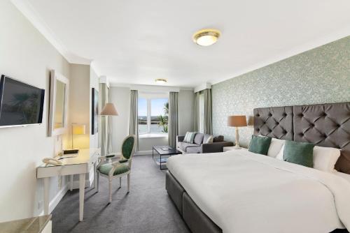 St Martins圣马丁卡尔玛酒店的酒店客房设有一张大床和一间客厅。