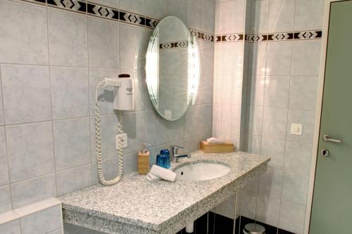 明兴施泰因Hotel & Restaurant Hofmatt的一间带水槽和镜子的浴室